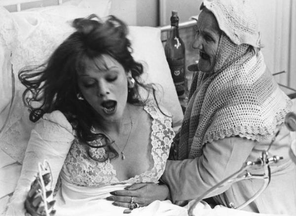 Scena del film "Bianco, rosso e..." - Regia Alberto Lattuada - 1972 - L'attrice Tina Aumont su un letto di un ospedale e un'attrice non identificata