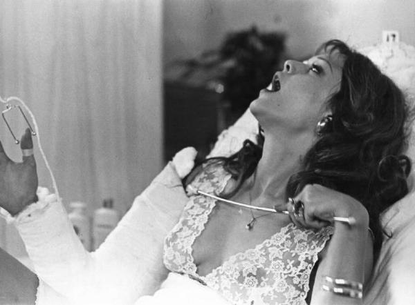 Scena del film "Bianco, rosso e..." - Regia Alberto Lattuada - 1972 - L'attrice Tina Aumont su un letto di un ospedale