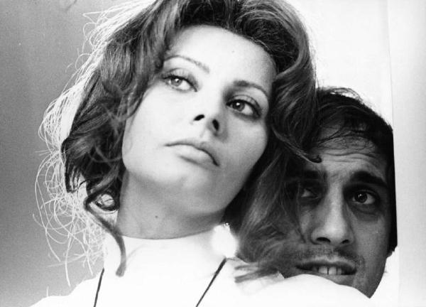 Scena del film "Bianco, rosso e..." - Regia Alberto Lattuada - 1972 - Primo piano degli attori Sophia Loren e Adriano Celentano