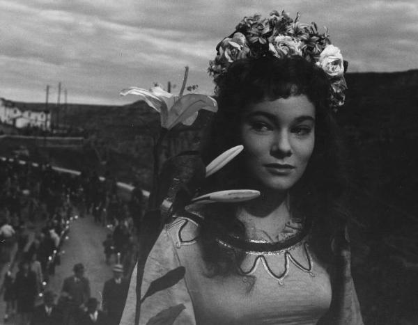 Scena del film "La lupa" - Regia Alberto Lattuada - 1953 - L'attrice May Britt con una un giglio e una corona di fiori in testa