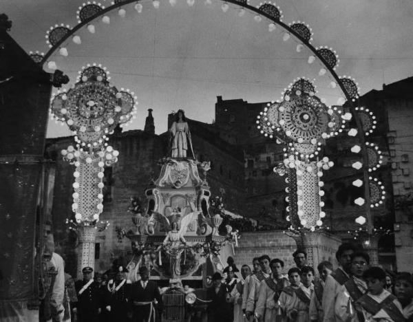 Scena del film "La lupa" - Regia Alberto Lattuada - 1953 - L'attrice May Britt in costume in cima a un carro seguito dalla folla