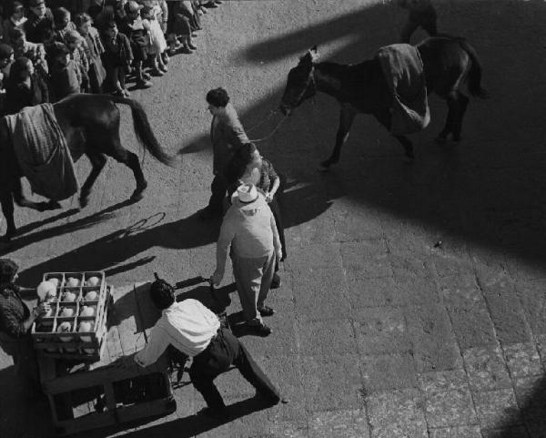 Scena del film "La lupa" - Regia Alberto Lattuada - 1953 - L'attrice Kerima e attori non identificati con degli asini nella piazza del paese