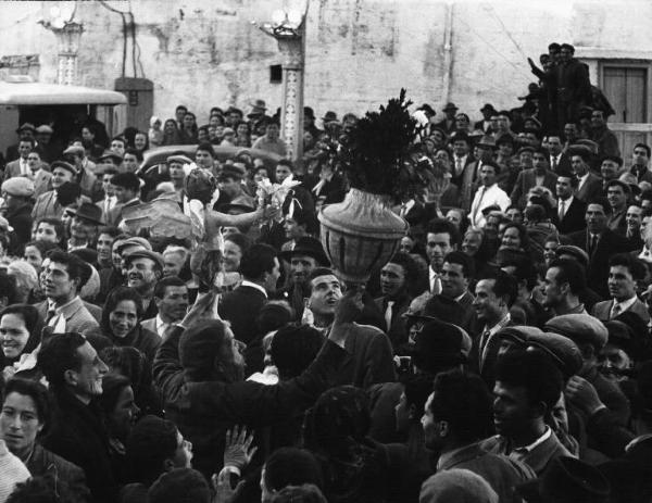 Scena del film "La lupa" - Regia Alberto Lattuada - 1953 - Folla in piazza per la festa