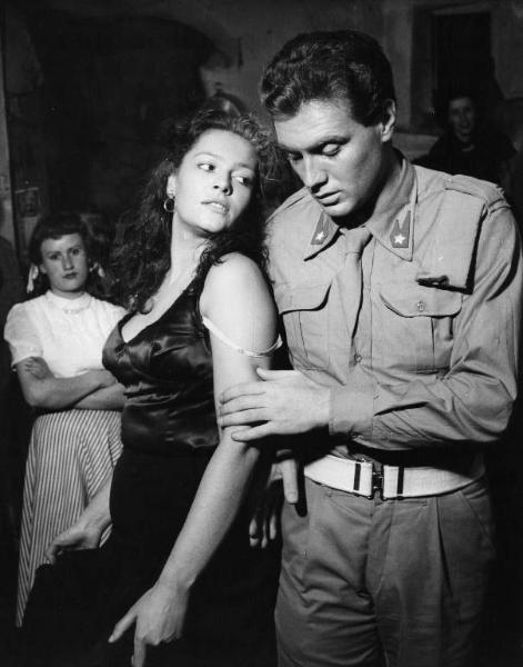 Scena del film "La lupa" - Regia Alberto Lattuada - 1953 - Gli attori Ettore Manni, in divisa militare, e Kerima