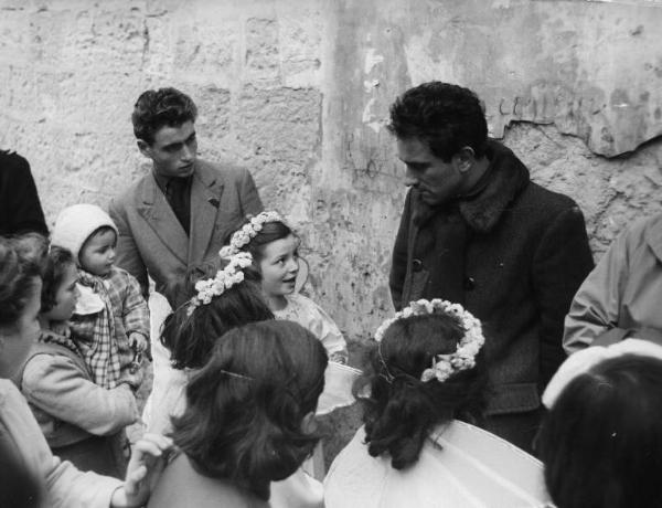 Scena del film "La lupa" - Regia Alberto Lattuada - 1953 - Bambine e attori non identificati