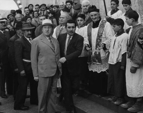 Scena del film "La lupa" - Regia Alberto Lattuada - 1953 - Attori non identificati davanti a una chiesa