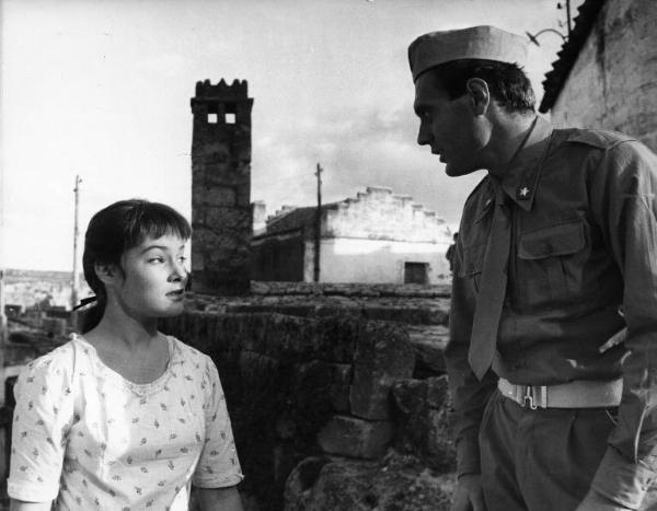 Scena del film "La lupa" - Regia Alberto Lattuada - 1953 - Gli attori Ettore Manni, in divisa militare, e May Britt