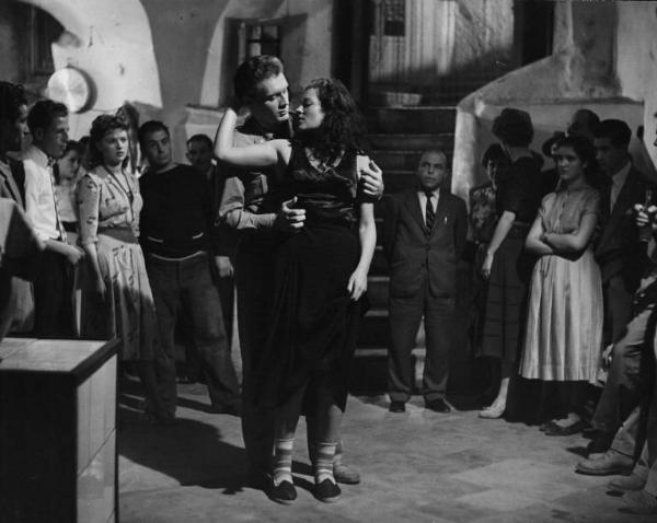 Scena del film "La lupa" - Regia Alberto Lattuada - 1953 - Gli attori Ettore Manni e Kerima al centro. Attorno a loro l'attrice Giovanna Ralli e attori non identificati