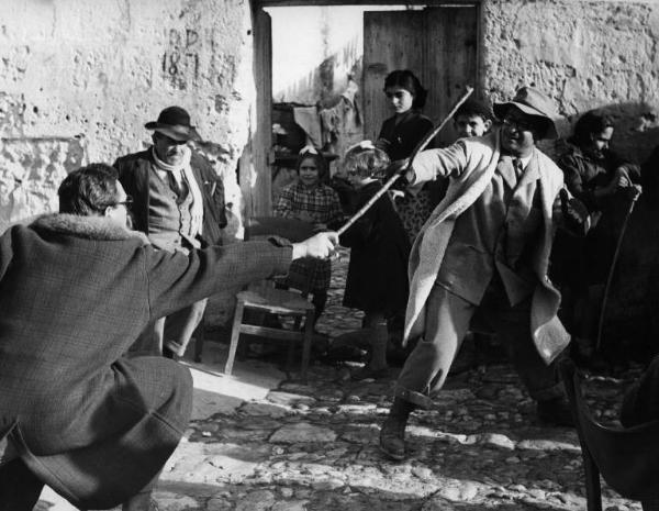 Scena del film "La lupa" - Regia Alberto Lattuada - 1953 - L'operatore Aldo Tonti durante la lavorazione del film