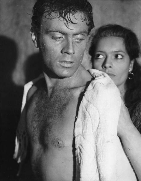 Scena del film "La lupa" - Regia Alberto Lattuada - 1953 - Gli attori Ettore Manni, a torso nudo, e Kerima