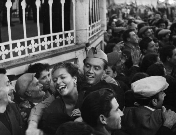 Scena del film "La lupa" - Regia Alberto Lattuada - 1953 - Gli attori Ettore Manni, in divisa miliatre, e Kerima tra la folla