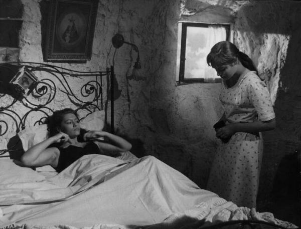 Scena del film "La lupa" - Regia Alberto Lattuada - 1953 - Le attrici Kerima, a letto, e May Britt