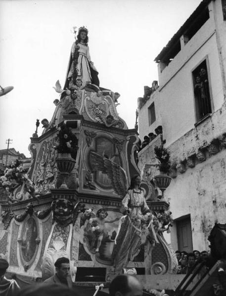 Scena del film "La lupa" - Regia Alberto Lattuada - 1953 - L'attrice May Britt in costume in cima a un carro tra la folla per le vie del paese in festa