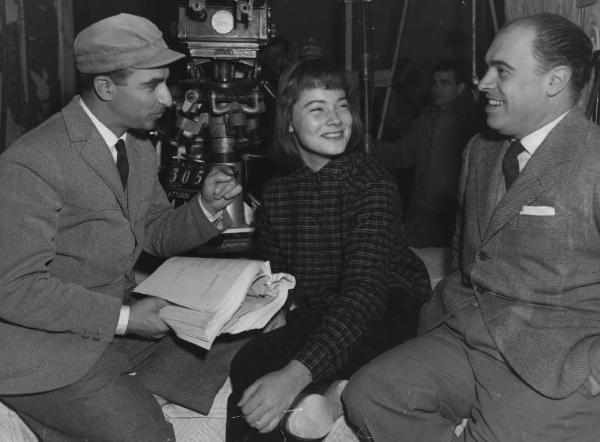 Set del film "La lupa" - Regia Alberto Lattuada - 1953 - Il regista Alberto Lattuada, l'attrice May Britt e il produttore Carlo Ponti sul set durante la lavorazione del film