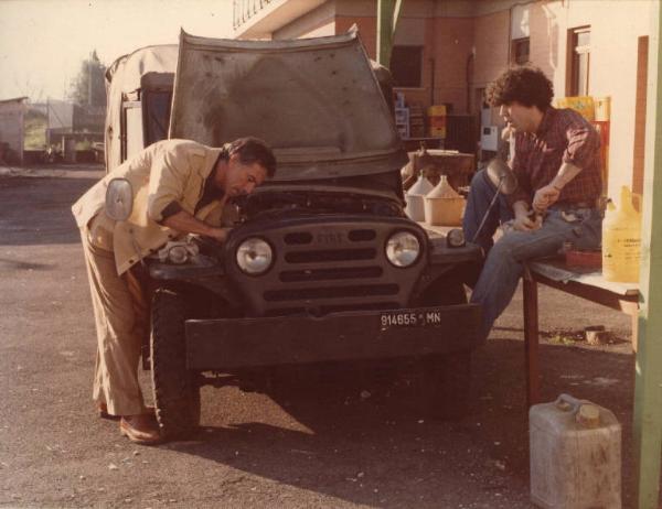Scena del film "La cicala" - Regia Alberto Lattuada - 1980 - L'attore Anthony Franciosa e un attore non identificato riparano una camionetta
