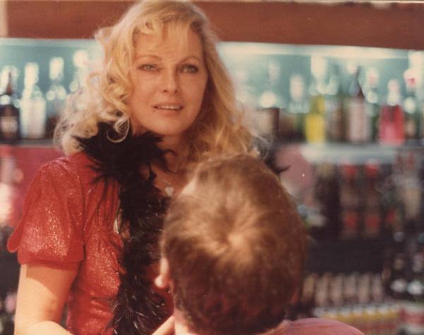 Scena del film "La cicala" - Regia Alberto Lattuada - 1980 - L'attrice Virna Lisi e un attore non identificato di spalle