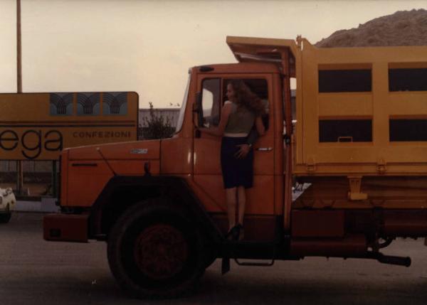 Scena del film "La cicala" - Regia Alberto Lattuada - 1980 - L'attrice Barbara De Rossi su un camion