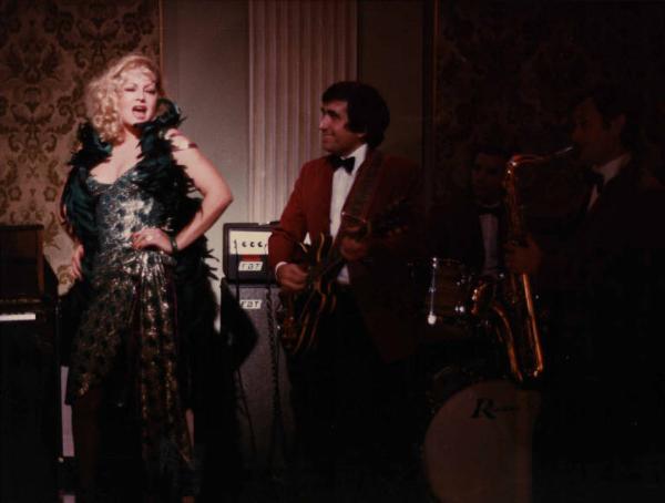 Scena del film "La cicala" - Regia Alberto Lattuada - 1980 - L'attrice Virna Lisi canta in un locale con l'orchestra