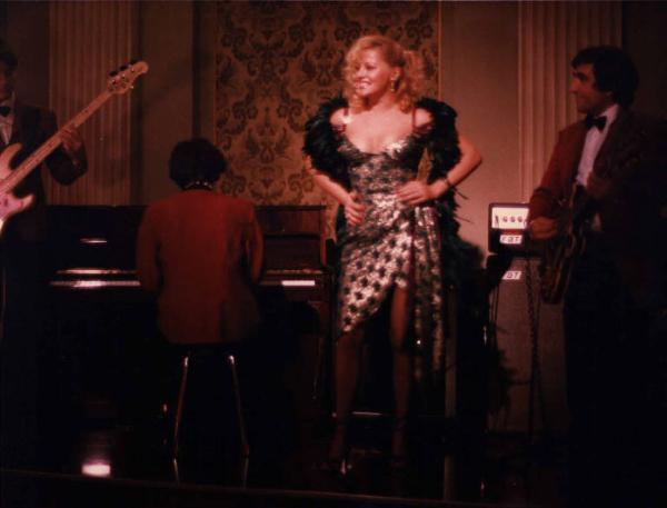 Scena del film "La cicala" - Regia Alberto Lattuada - 1980 - L'attrice Virna Lisi canta in un locale con l'orchestra