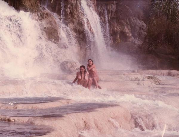 Scena del film "La cicala" - Regia Alberto Lattuada - 1980 - Le attrici Barbara De Rossi e Clio Goldsmith nude al fiume