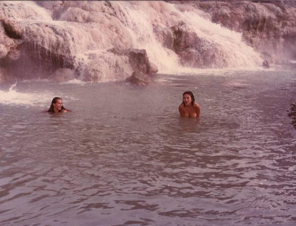 Scena del film "La cicala" - Regia Alberto Lattuada - 1980 - Le attrici Barbara De Rossi e Clio Goldsmith nude al fiume