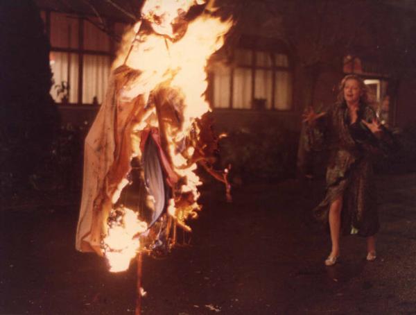 Scena del film "La cicala" - Regia Alberto Lattuada - 1980 - L'attrice Virna Lisi in lacrime davanti a un manichino incendiato