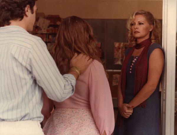 Scena del film "La cicala" - Regia Alberto Lattuada - 1980 - L'attrice Virna Lisi e due attori non identificati di spalle