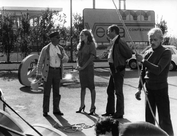 Set del film "La cicala" - Regia Alberto Lattuada - 1980 - Il regista Alberto Lattuada, gli attori Renato Salvatori e Barbara De Rossi e due operatori sul set