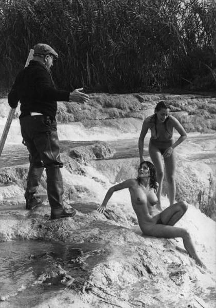 Set del film "La cicala" - Regia Alberto Lattuada - 1980 - Il regista Alberto Lattuada e le attrici Clio Goldsmith e Barbara De Rossi nude al fiume