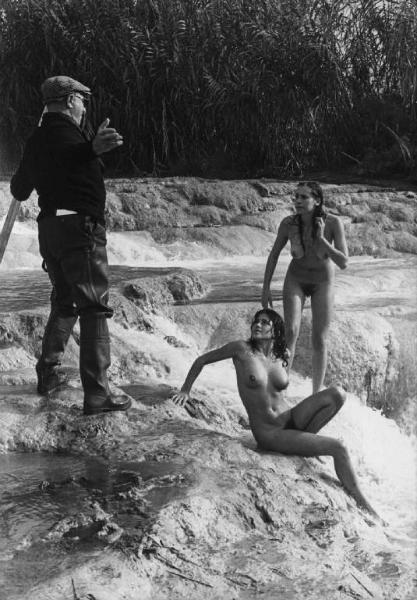 Set del film "La cicala" - Regia Alberto Lattuada - 1980 - Il regista Alberto Lattuada e le attrici Clio Goldsmith e Barbara De Rossi nude al fiume