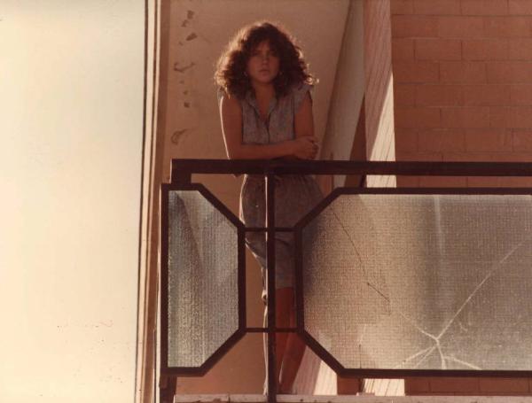 Scena del film "La cicala" - Regia Alberto Lattuada - 1980 - L'attrice Clio Goldsmith al balcone