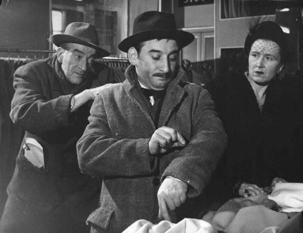 Scena del film "Il cappotto" - Regia Alberto Lattuada - 1952 - Gli attori Renato Rascel e Giulio Calì e un'attrice non identificata