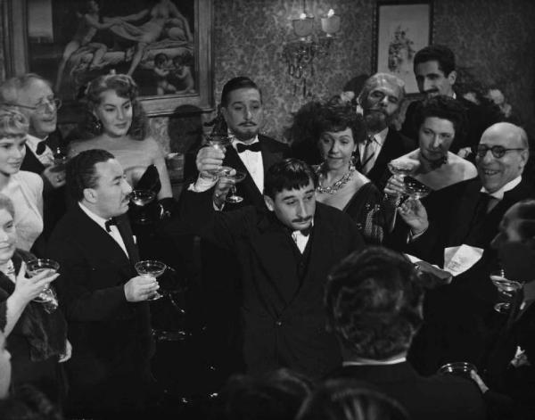 Scena del film "Il cappotto" - Regia Alberto Lattuada - 1952 - Gli attori Renato Rascel, Yvonne Sanson Ettore G. Mattia e Giulio Stival brindano con attori non identificati