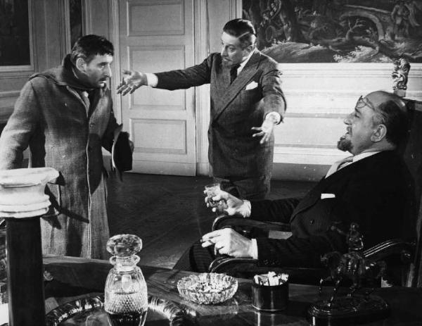 Scena del film "Il cappotto" - Regia Alberto Lattuada - 1952 - Gli attori Giulio Stival, Renato Rascel e un attore non identificato