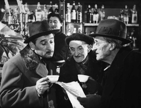 Scena del film "Il cappotto" - Regia Alberto Lattuada - 1952 - L'attore Renato Rascel e due attori non identificati in un bar