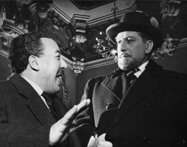 Scena del film "Il cappotto" - Regia Alberto Lattuada - 1952 - Gli attori Giulio Stival ed Ettore G. Mattia