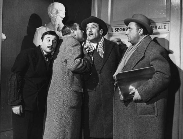 Scena del film "Il cappotto" - Regia Alberto Lattuada - 1952 - Gli attori Renato Rascel, Peppino De Martino, Loris Gizzi e un attore non identificato