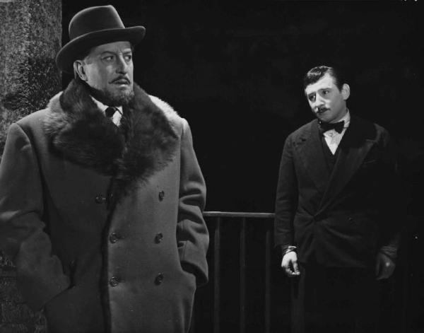 Scena del film "Il cappotto" - Regia Alberto Lattuada - 1952 - Gli attori Giulio Stival e Renato Rascel