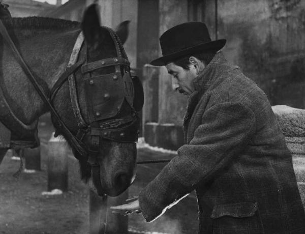 Scena del film "Il cappotto" - Regia Alberto Lattuada - 1952 - L'attore Renato Rascel e un cavallo