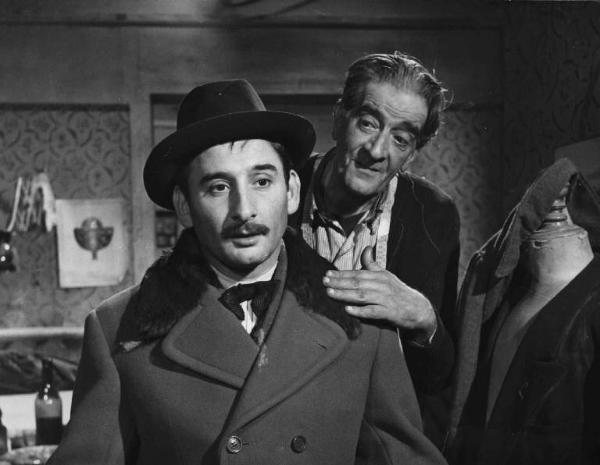 Scena del film "Il cappotto" - Regia Alberto Lattuada - 1952 - Gli attori Renato Rascel e Giulio Calì