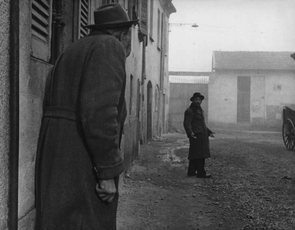 Scena del film "Il cappotto" - Regia Alberto Lattuada - 1952 - Gli attori Renato Rascel e Giulio Calì