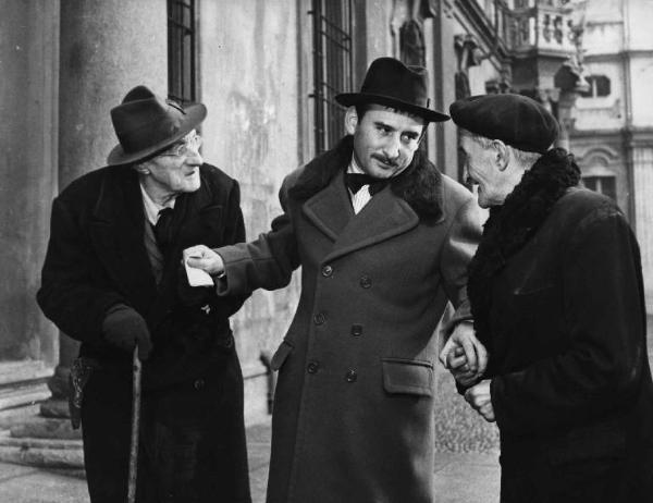 Scena del film "Il cappotto" - Regia Alberto Lattuada - 1952 - L'attore Renato Rascel e due attori non identificati