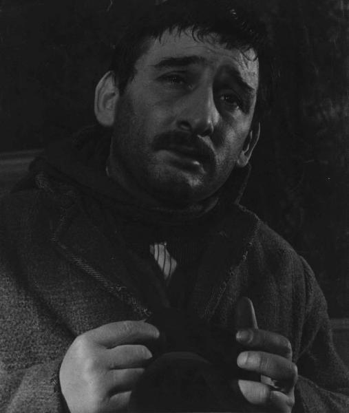 Scena del film "Il cappotto" - Regia Alberto Lattuada - 1952 - L'attore Renato Rascel