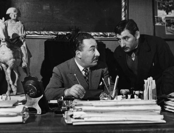 Scena del film "Il cappotto" - Regia Alberto Lattuada - 1952 - Gli attori Renato Rascel ed Ettore G. Mattia alla scrivania