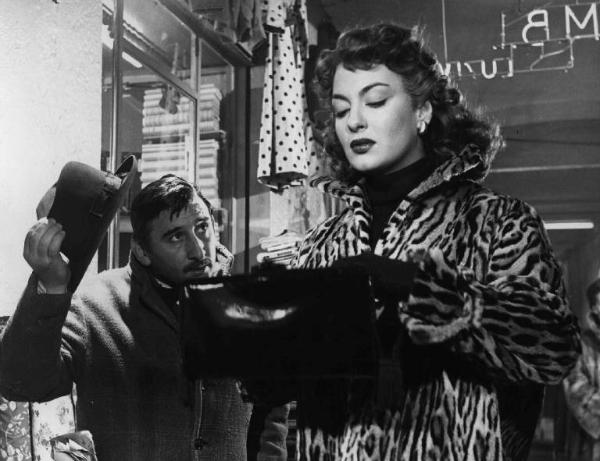 Scena del film "Il cappotto" - Regia Alberto Lattuada - 1952 - Gli attori Renato Rascel e Yvonne Sanson