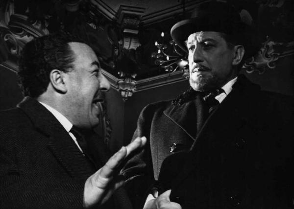 Scena del film "Il cappotto" - Regia Alberto Lattuada - 1952 - Gli attori Ettore G. Mattia e Giulio Stival