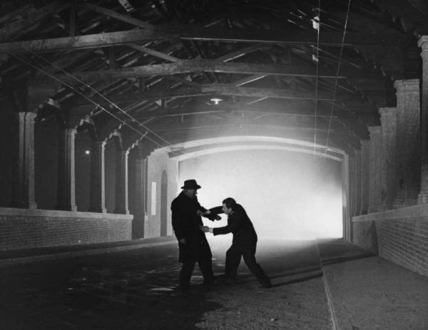 Scena del film "Il cappotto" - Regia Alberto Lattuada - 1952 - L'attore Renato Rascel e un attore non identificato sotto un ponte