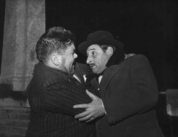 Scena del film "Il cappotto" - Regia Alberto Lattuada - 1952 - L'attore Renato Rascel e un attore non identificato