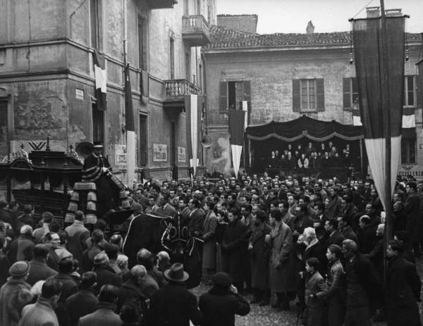 Scena del film "Il cappotto" - Regia Alberto Lattuada - 1952 - Folla a un funerale