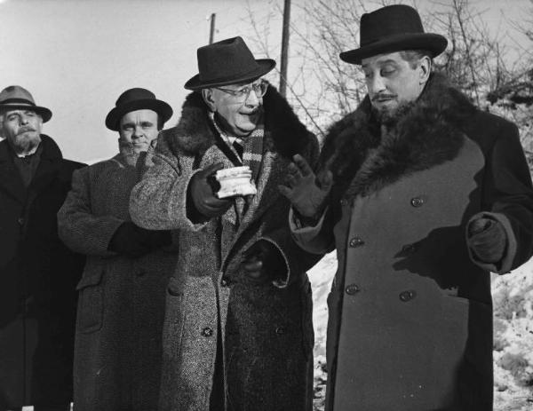 Scena del film "Il cappotto" - Regia Alberto Lattuada - 1952 - Gli attori Giulio Stival, Mimmo Poli e due attori non identificati